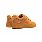 Nike Air Force 1 Low Camel mit Details Supreme Rot