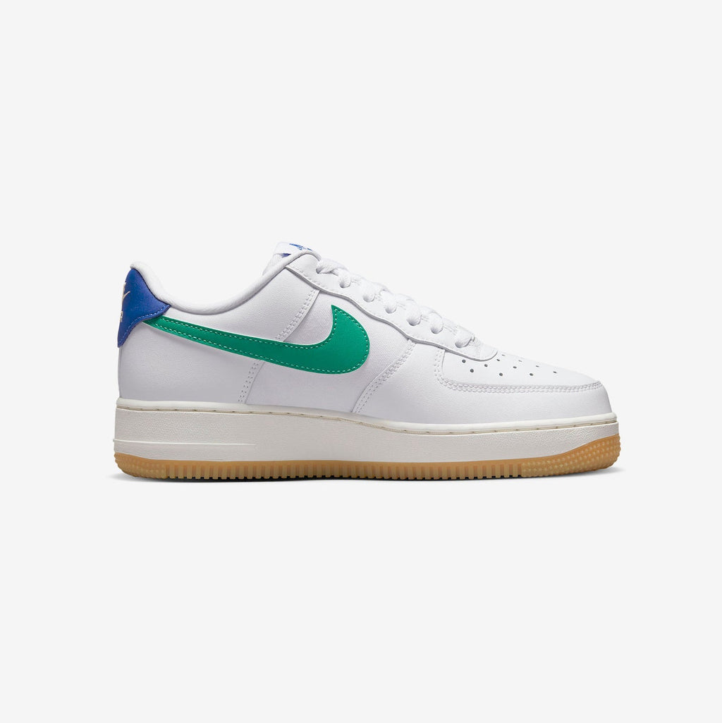 Nike Air Force 1 Low Weiß mit Swoosh Grün, Ferse Blau und Sohle Gum