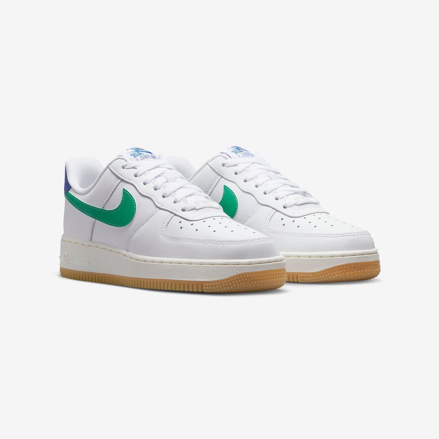 Nike Air Force 1 Low Weiß mit Swoosh Grün, Ferse Blau und Sohle Gum