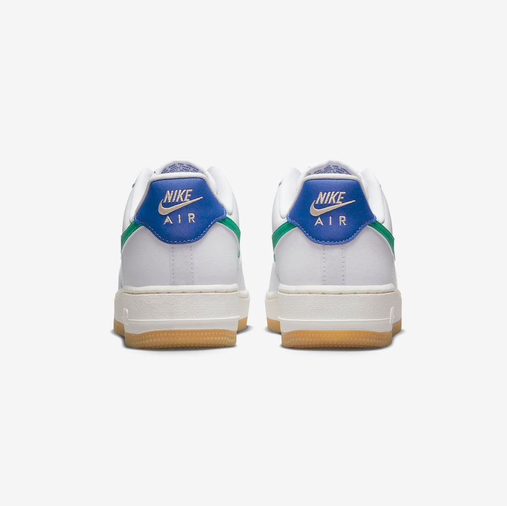 Nike Air Force 1 Low Weiß mit Swoosh Grün, Ferse Blau und Sohle Gum