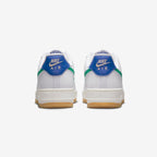 Nike Air Force 1 Low Weiß mit Swoosh Grün, Ferse Blau und Sohle Gum