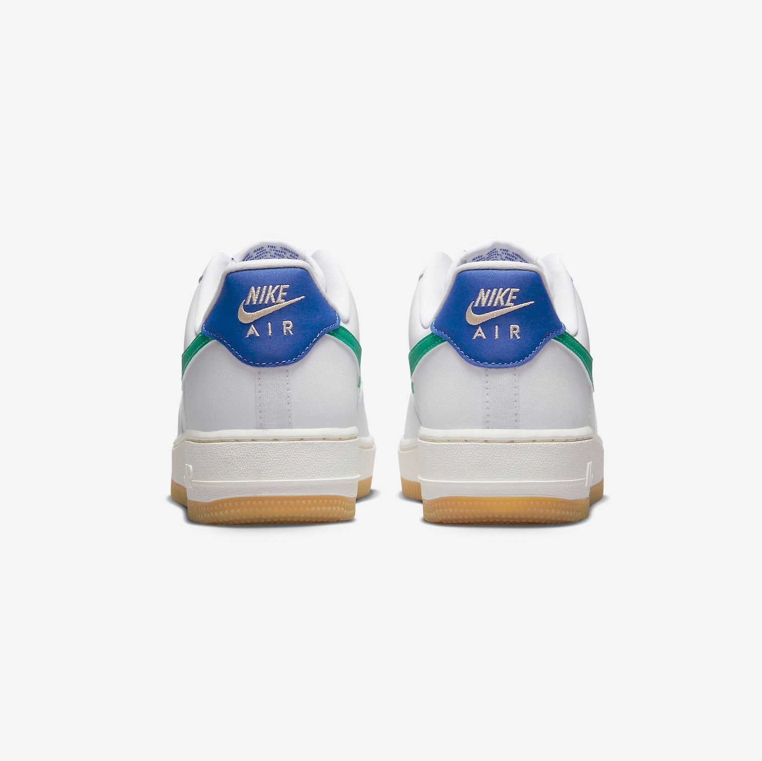 Nike Air Force 1 Low Weiß mit Swoosh Grün, Ferse Blau und Sohle Gum