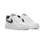 Nike Air Force 1 Low Weiß mit Doppio Swoosh Schwarz und Gold Metallizzato