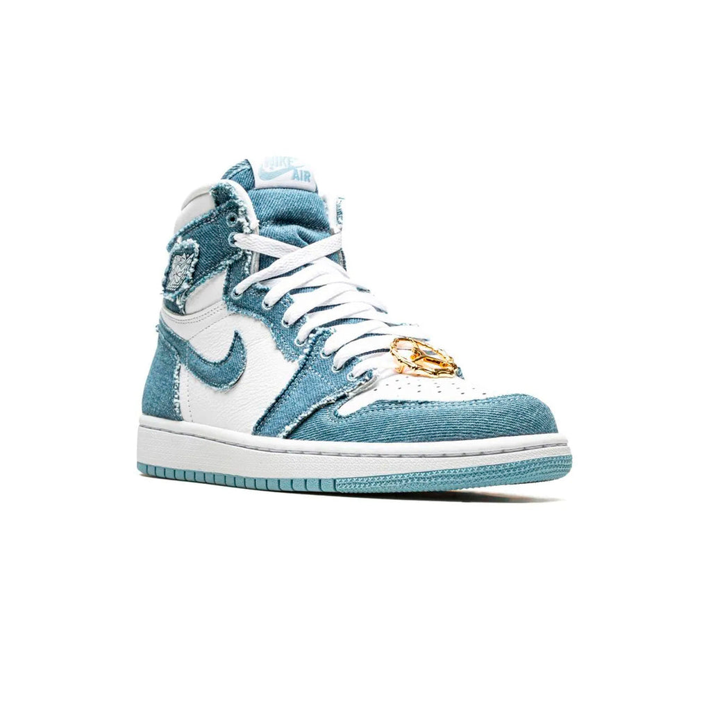 Nike Air Jordan 1 High in Denim Hellblau und Weiß