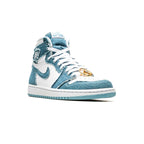 Nike Air Jordan 1 High in Denim Hellblau und Weiß