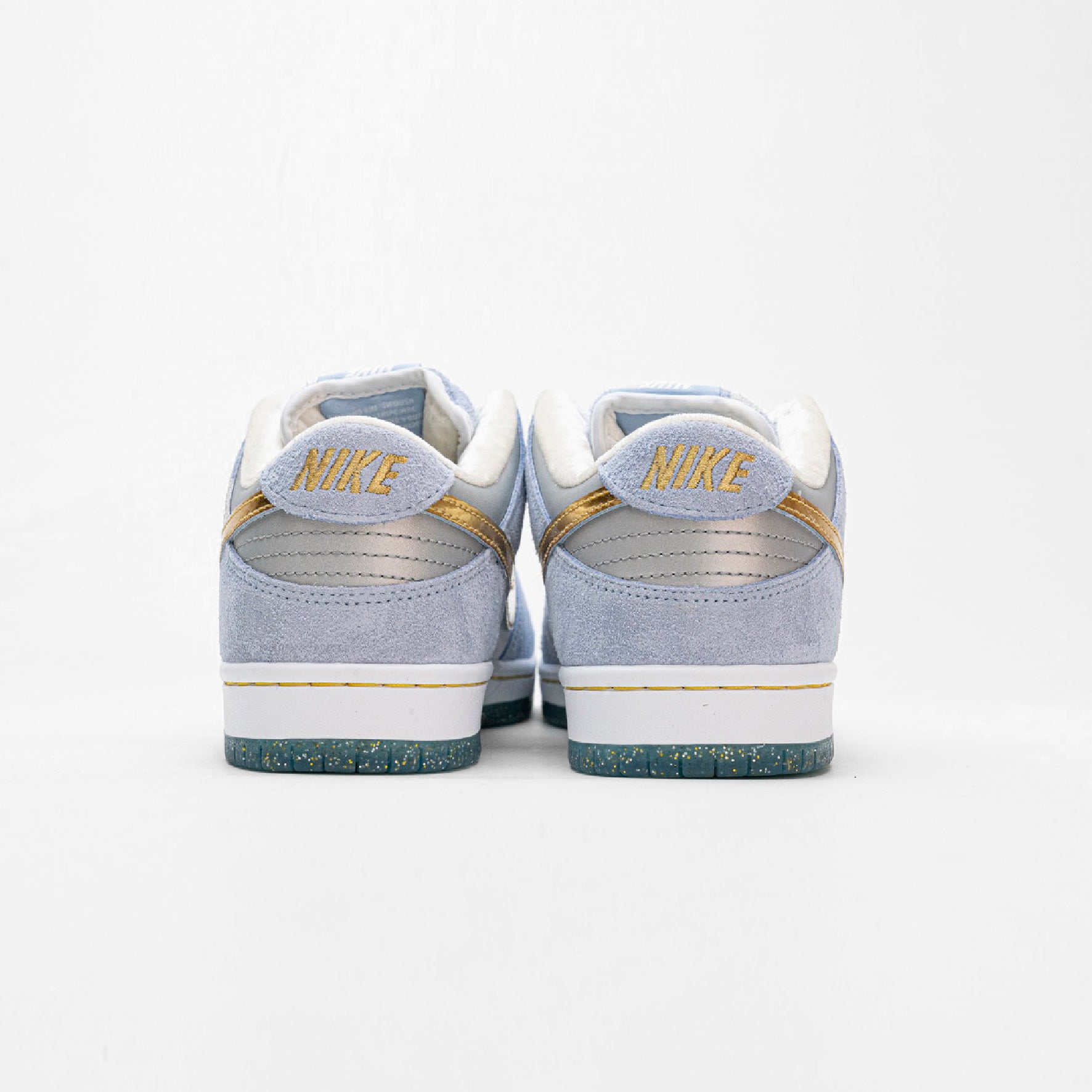 Nike Dunk Low SB Weiß und Hellblau mit Details Gold Sean Cliver Herren