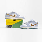 Nike Dunk Low SB Weiß und Hellblau mit Details Gold Sean Cliver Herren