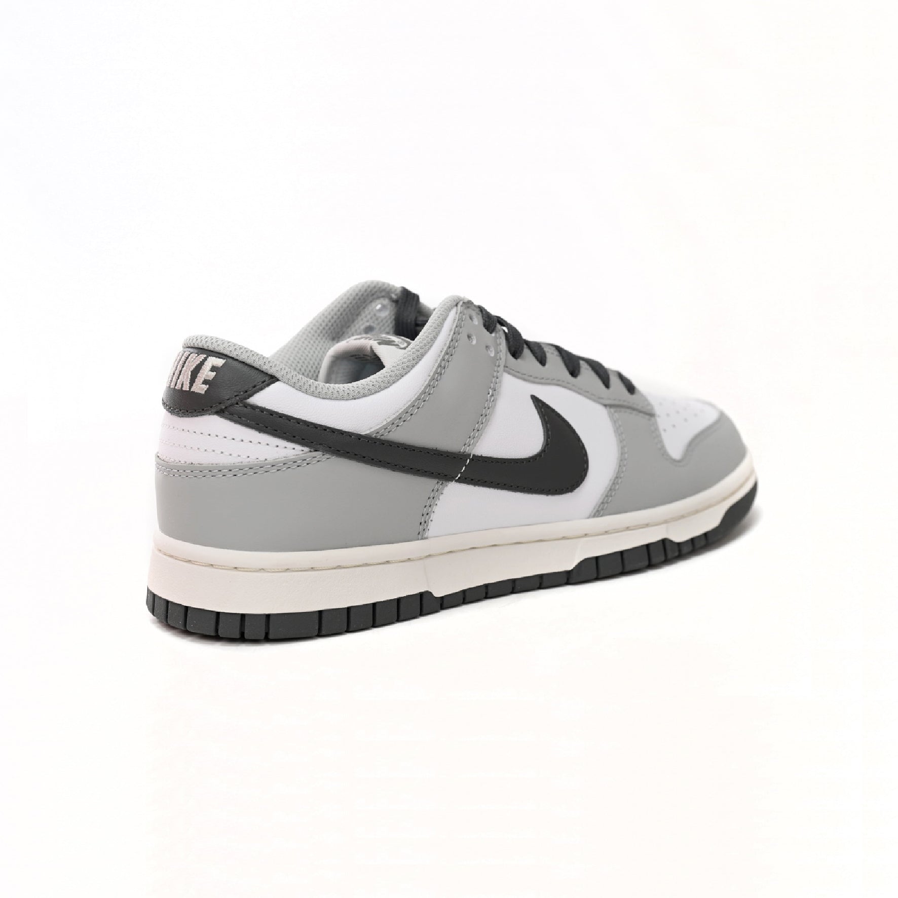 Nike Dunk Low Weiß und Grau Tobacco Ash Herren