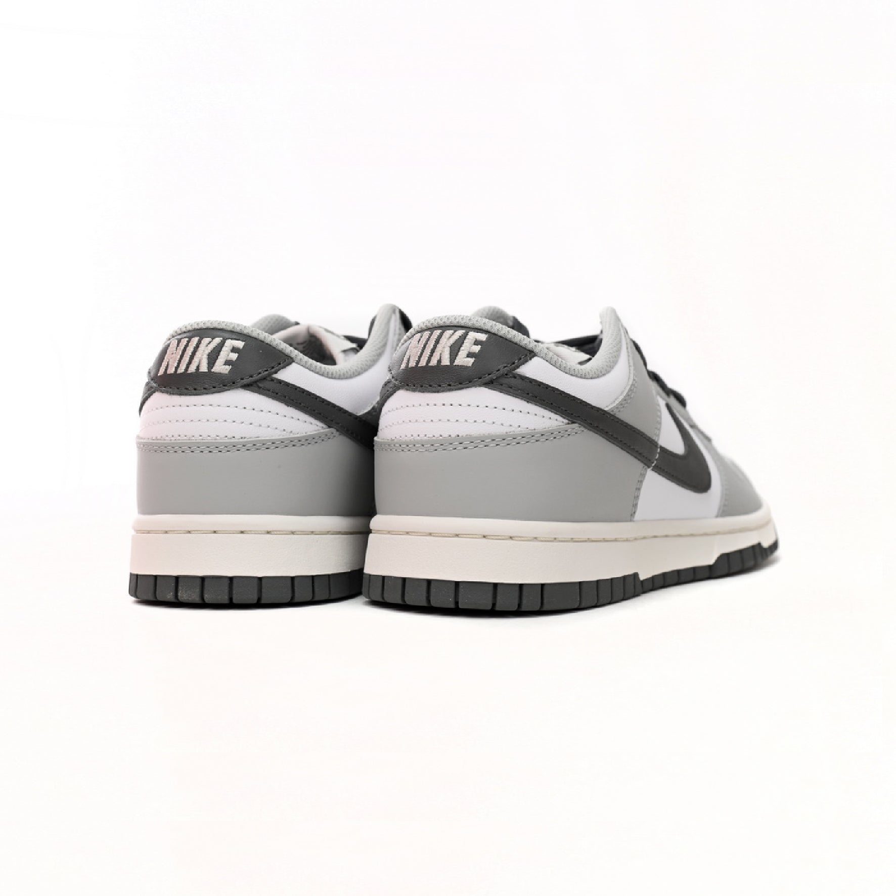 Nike Dunk Low Weiß und Grau Tobacco Ash Herren