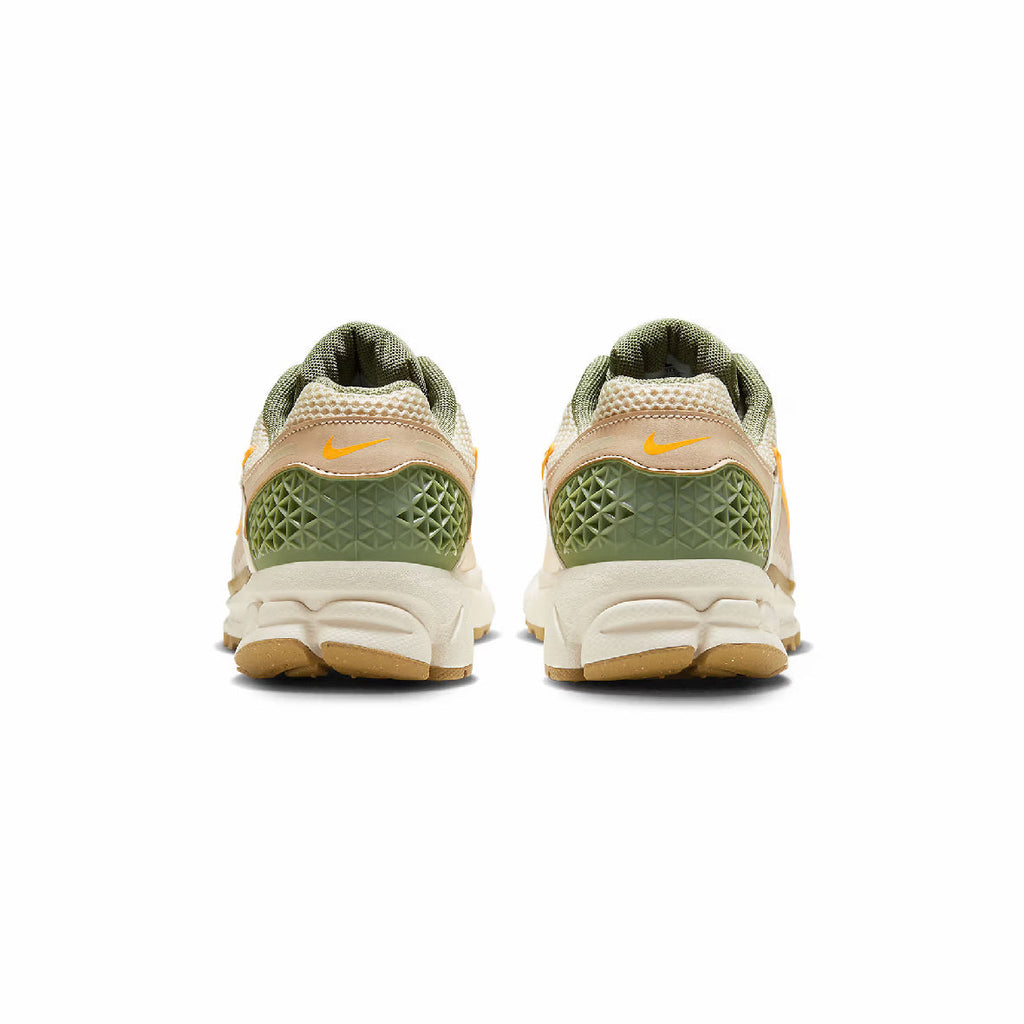 Sneaker Nike Air Zoom Vomero 5 Beige und Grün mit Details Orange