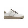 Nike Air Force 1 '07 Leder Weiß Details Brogue und Sohle Beige