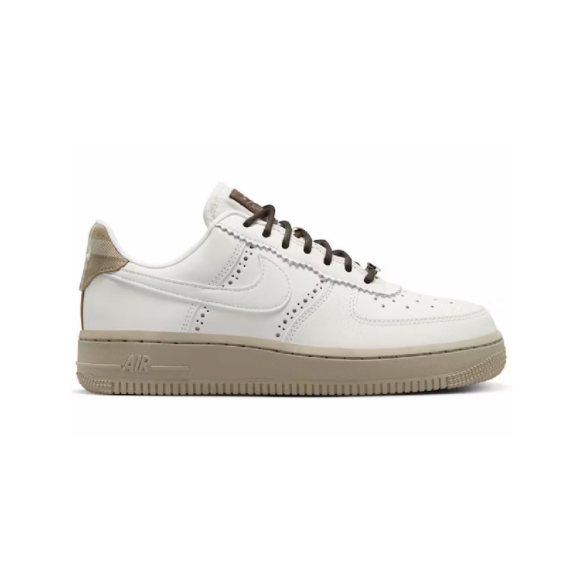 Nike Air Force 1 '07 Leder Weiß Details Brogue und Sohle Beige