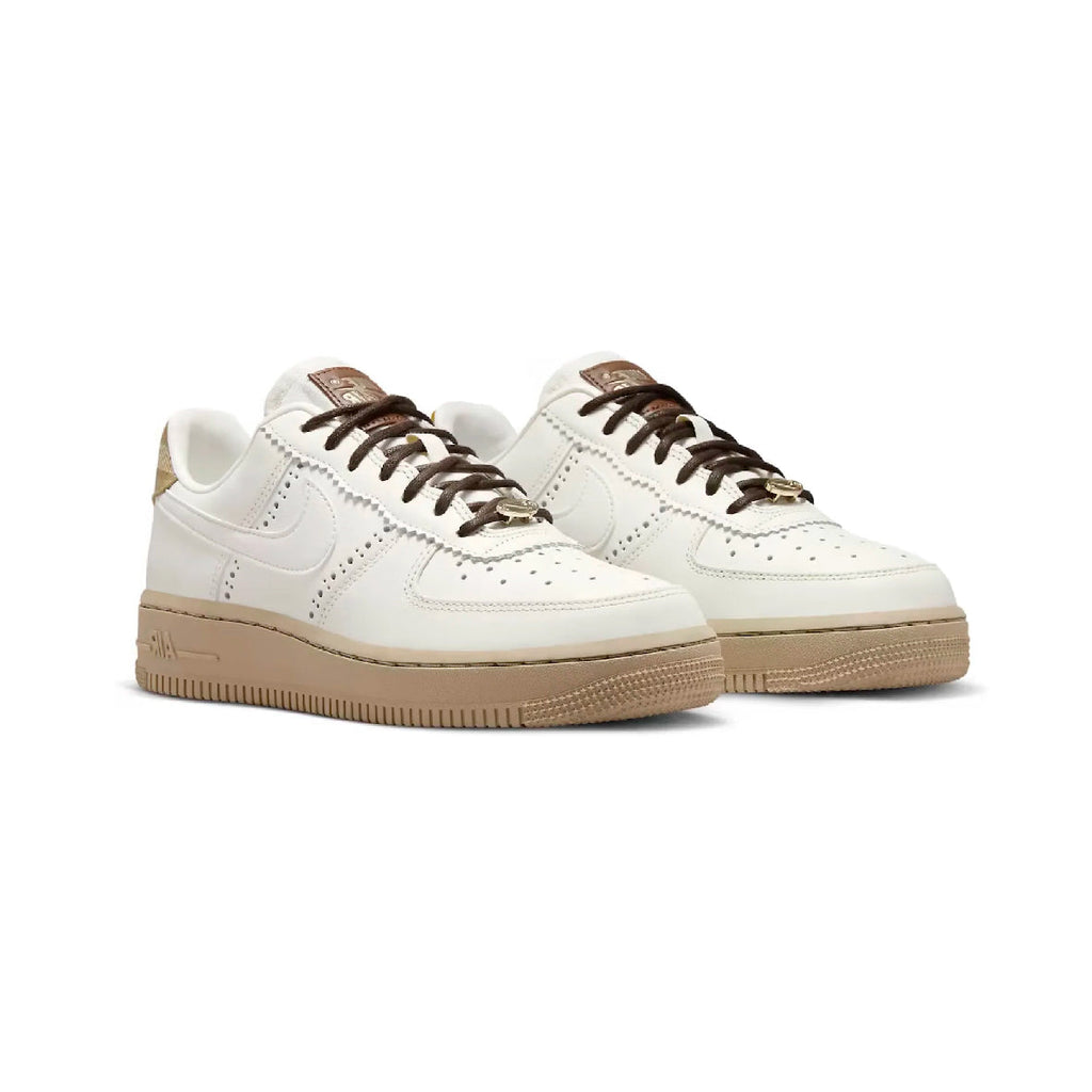 Nike Air Force 1 '07 Leder Weiß Details Brogue und Sohle Beige