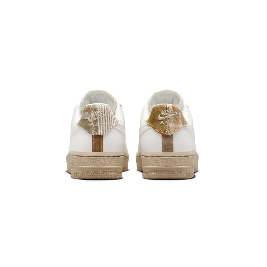Nike Air Force 1 '07 Leder Weiß Details Brogue und Sohle Beige