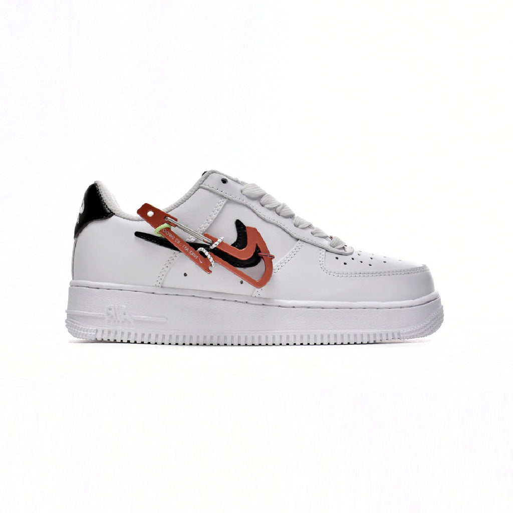 Nike Air Force 1 Low Weiß mit Swoosh und Moschettone Rot