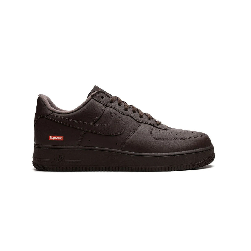 Nike Air Force 1 Low Braun mit Details Supreme Rot