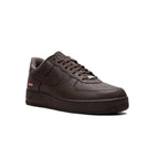 Nike Air Force 1 Low Braun mit Details Supreme Rot